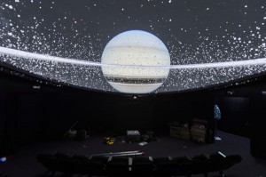 In einem "Kosmos-Simulator" wird der Sternenhimmel und der Lauf der Gestirne naturgetreu dargestellt. - Foto: Frank Michael Arndt