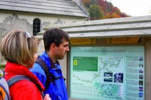 Vor jeder Wanderung, hier vor einer Tour auf dem Wallfahrerweg,  sollte man sich genau über Streckenverlauf und Streckenbeschaffenheit informieren. – Foto: Naturpark Altmühltal