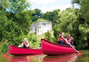 Eine Bootsfahrt  ist eine herrliche Alternative zum Wandern und Radfahren. – Foto: Naturpark Altmühltal