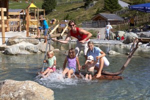 Nur einen kurzen Spaziergang von der Mittelstation Komperdell entfernt liegt das Areal des interaktiven Wasserspielparks Murmliwasser. – Foto: www.foto-mueller.com