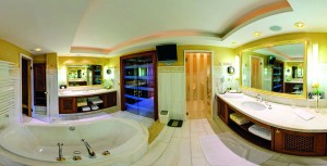 Das Bad einer Luxus-Suite. – Foto: Hotel Schalber