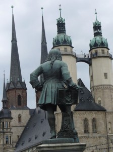 Georg Friedrich Händel, der berühmteste Sohne Halles, grüßt von hinten. - Foto: Hans-Herbert Holzamer