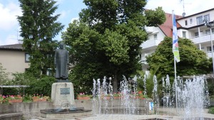 Am zentralen Platz in Bad Wörishofen, dem Denkmalplatz, erhebt sich Pfarrer Sebastian Kneipp als eine lebensgroße Statue. Das in Kupfer getriebene Standbild steht auf einem Muschelkalksockel und wurde im Jahr 1903 von Georg Albertshofer gefertigt. – Foto: Dieter Warnick