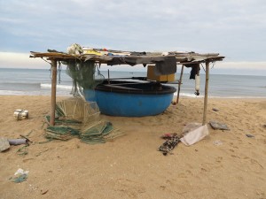 Einer der zahlreichen Unterstände und Boote der Fischer am Strand von Phan Thiet, das zu einer internationalen Destination des Tourismus werden soll.