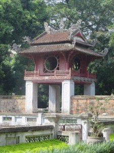 Ein Ort der Ruhe und Kontemplation inmitten des Lärms von Ha Noi, der Tempel Van Mieu. Das Tor mit dem Pavillon des Sternbildes der Literatur war über achthundert Jahre auch Eingang in die Akademie für die Söhne der Nation, wo die geistige Elite des Landes geschult wurde.