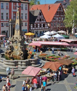 Schwabachs gute Stube ist der Marktplatz mit dem Schönen Brunnen. – Foto: Stadt Schwabach