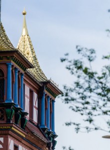 Die Dachziegel der Türmchen am Rathaus wurden mit 24-karätigem Blattgold überzogen, der Volksmund spricht von den „Goldenen Dächern von Schwabach“. – Foto: Stadt Schwabach