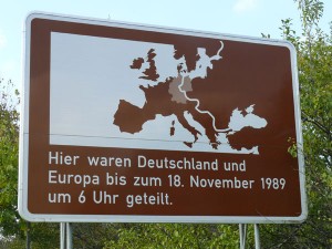 Eine Hinweistafel erinnert an die innerdeutsche Grenze.