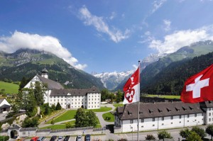 Das Benediktinerkloster Engelberg in der Zentralschweiz ist umgeben von hochalpiner Landschaft und ein Ort der Begegnung und Inspiration. - Foto: Engelberg-Titlis/Christian Perret