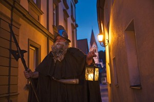 Der Nachtwächter in Kulmbach beginnt seine Führung. - Foto: Franken-Tourismus