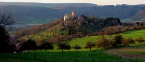 Die Gamburg thront hoch und mächtig über der Tauber. - Foto: Goswin v. Mallinckrodt 