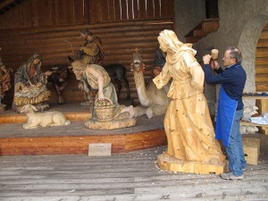 Überaus sehenswert ist die lebensgroße, handgeschnitze Krippe in St. Christina, die als weltweit größte ihrer Art gilt. Es ist eine Gemeinschaftsproduktion mehrerer Grödner Schnitzmeister.  –  Foto: Val Gardena-Gröden Marketing