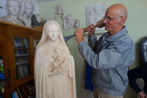 Herbert Perathoner bei der Arbeit; der 65-Jährige hält die Tradition zusammen mit seinen Brüdern und Kindern in der vierten Generation aufrecht. – Foto: Val Gardena-Gröden Marketing