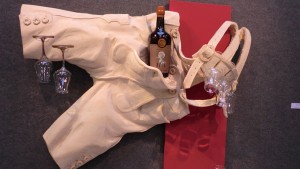 Giovanni Demetz Sulè aus St. Ulrich überzeugt in seinen Werken durch Einfallsreichtum, Originalität und Verliebtheit im Detail. Diese hölzerne Lederhose stellt eine kleine alpenländische Hausbar dar. – Foto: Dieter Warnick