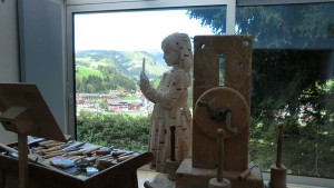 Atelier mit Aussicht: Gehard Demetz aus Wolkenstein lässt sich mitunter auch von seiner Heimat inspirieren. – Foto: Dieter Warnick