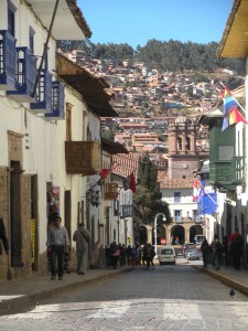 In den Straßen von Cusco zeigen die Menschen Flagge. Die Regenbogenflagge steht in diesem Fall nicht für die Schwulen- und Lesbenbewegung, sondern für das Inkareich.