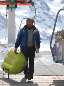 In der Gipfelstation Haldigrat in Engelberg/Zentralschweiz: Liftbesitzer Kurt Mathis verleiht auch Airboards und hält selbst den Rekord für die schnellste Abfahrt. – Foto: Engelberg-Titlis