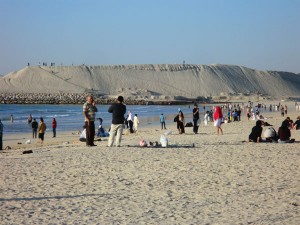 Der kilometerlange weiße Sandstrand ist ein beliebtes Ausflugsziel, nicht nur für Einheimische. - Foto: Dieter Warnick