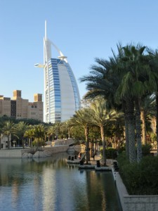 Mit seiner besonderen Architektur, die an ein aufgeblähtes Segel erinnert, ist das Burj Al Arab eine der großen Sehenswürdigkeiten von Dubai. - Foto: Dieter Warnick