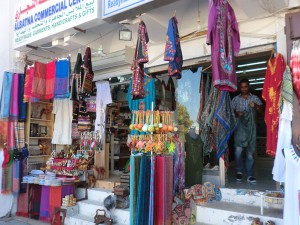 Der Souk von Muttrah in Muscat ist ein überaus lebhafter, farbenprächtiger Markt inmitten faszinierender Handelshäuser aus dem 18. Jahrhundert. Hier lässt es sich nach Herzenslust stöbern und handeln. - Foto: Dieter Warnick