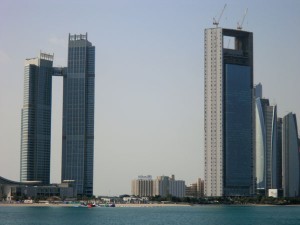 Hoch, höher, am höchsten; die Wolkenkratzer in Abu Dhabi schießen wie Pilze aus der Erde. Da wirkt das Hotel Hilton (Mitte) wie ein kleines Einfamilienhaus. - Foto: Dieter Warnick