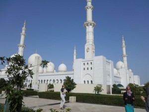 Die Sheikh-Zayed-Moschee (Weiße Moschee) in Abu Dhabi ist auf ihre Art einzigartig auf der Welt.- Foto: Dieter Warnick