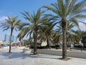 Die Uferpromenade entlang des Dubai Creeks ist sehenswert und lädt jederzeit zu einem ausgedehnten Bummel ein. - Foto: Dieter Warnick