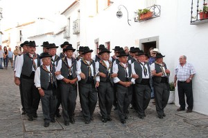 Der Cante Alentejano ist ein mehrstimmiger Chorgesang, der von Amateuren und fast immer in Tracht vorgetragen wird. Das Bild zeigt die Grupo-Coral-da-Freguesia-de-Monsaraz. – Foto: Pura Communications