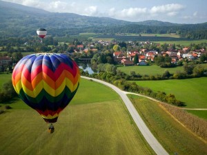 Eine Ballonfahrt - hier über dem Allgäun - und noch vieles mehr warten auf Regiondo. Foto: regiondo.de