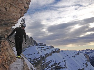 Der neue Klettersteig führt lawinengeschützt zum Gipfel der Tofana di Mezzo. – Foto: Cortina Turismo