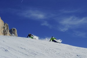 Blauer Himmel und bestens präparierte Pisten – die Skigebiete Obereggen und Karersee bieten alles, was das Herz begehrt. – Foto: Carezza Ski, Laurin Moser