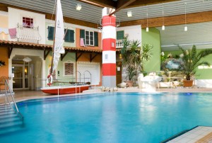 Einen Hauch von der Bucht von Portofino in Ligurien soll das Ambiente im Innenpoolbereich darstellen.