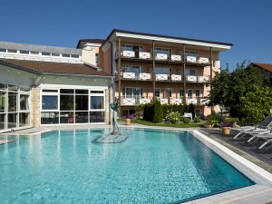 Die Villa Sophia wurde nach der sechsjährigen Tochter der Hoteliersfamilie, Sophia benannt; davor ist der im Sommer wie im Winter 31 Grad warme Außenpool zu sehen.