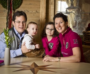 Hotelchefin Bettina Maria Ortner-Zwicklbauer mit ihrem Mann Martin und den Kindern Sophia (6 Jahre) und Martin jun. (2).