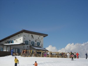 Ein beliebter Treff ist die Comici-Hütte; dort erhalten die Gewinner einen Aperitif. - Foto: Val Gardena-Gröden Marketing