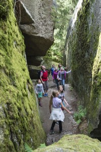 Kinder durchforsten zusammen mit Geoparkrangern die ursprüngliche Natur auf der Suche nach auffallenden Formationen und Mineralien. – Foto: Tourismuszentrale Fichtelgebirge