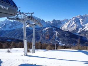 Die nagelneue Kabinenbahn „Stiergarten“ führt hinauf auf 2092 Meter; von dort kann man seit dieser Wintersaison das Skigebiet Rotwand erreichen. – Foto: Dieter Warnick