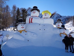 Der Anblick dieser Riesenschneemannfamilie erfreut Jung und Alt. – Foto: Dieter Warnick