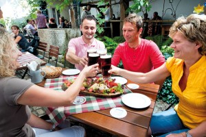 Regionales Bier, bayerische Schmankerl – so schmeckt der Naturpark Altmühltal. – Foto: Naturpark Altmühltal