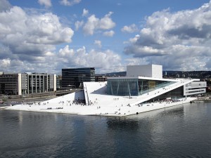 Ein architektonisches Highlight ist das Osloer Opernhaus in Form eines im Form eines Gletschers. – Foto: Christopher Hagelund / visitnorway.com