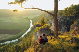 Wandern mit besten Aussichten: die Arnsberger Leite am Altmühtal-Panoramaweg. – Foto: Naturpark Altmühltal