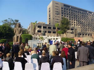 Empfang der „Revival of the Egyptian Museum“-Initiative im Garten des Ägyptischen Museums vor dem ausgebrannten Mubarak-Gebäude.