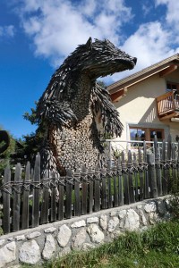 Ein mächtiger Zeitgenosse ist der Ursus Ladinicus. Dieses Kunstwerk aus Holz ist in Oies, dem Geburtsort von Josef Freinademetz, anzutreffen. – Foto: Dieter Warnick