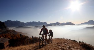 Wenn das Tal noch nebelverhangen ist, haben Biker in höheren  Gefilden schon freie Sicht. – Foto: Freddy Planinscheck