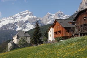 Die antike Burg Ciastel Colz befindet sich im historischen Teil von La Villa. Bei dem Gebäude handelt es sich um einen äußerst massig und wenig gegliederten Bau, der gekennzeichnet ist durch vier Eckrondelle sowie eine Ringmauer. Am Gemäuer befinden sich Schießscharten und Gussöffnungen. – Foto: Freddy Planinscheck