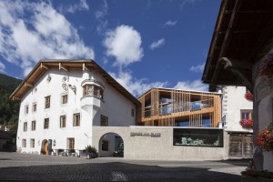 Die Symbiose aus saniertem Alt- und angegliedertem Neubau macht den Charme des „Ansitz zum Löwen” im Vinschgau aus. - Foto: Vinschgau Marketing / Frieder 