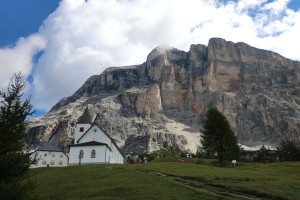 Bei der Tour GourMete Tradition handelt es sich um eine Höhenwanderung direkt unter den majestätischen Felsen des Heiligkreuzkofels. - Foto: Dieter Warnick