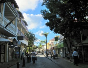 Großstädtisch erscheint Philipsburg, St. Maarten, wo die riesengroßen Kreuzfahrtschiffe mit bis zu 6000 kaufkräftigen Passagieren festmachen und es derart viele Diamantenhändler auf einem so kleinen Fleck gibt.