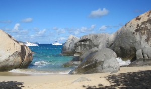 Strände mit Felsbrocken beeindrucken auf Virgin Gorda, eine der Britischen Jungferninseln. Steine,Wasser und Sand bilden ein Labyrinth, wo jeder seine verschwiegene Bucht findet.