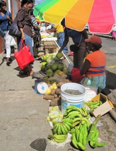 Auf dem Markt von St. George's stehen den Verkäuferinnen bereits Waagen zur Verfügung. Aus Großzügigkeit oder Zuvorkommenheit wird selten Gebrauch davon gemacht.